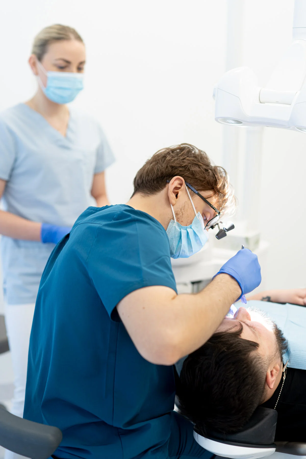 Pacientė ruošiasi dantų gydymo vizitui - online registracija